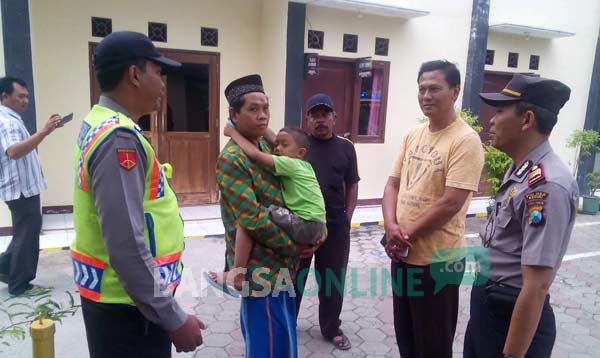 Hasbi saat berada di Mapolsek Papar setelah ditemukan petugas kepolisian. foto: dendi martoni/ bangsaonline
