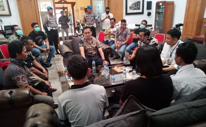 Pesilat yang tergabung dalam Persatuan Silat Nahdlatul Ulama (PSNU) Pagar Nusa Kota Surabaya beraudiensi dengan Kasatreskrim Polrestabes Surabaya, AKBP Sudamiran untuk menanyakan perkembangan kasus pengeroyokan yang menimpa pesilat Pagar Nusa. foto: istimewa