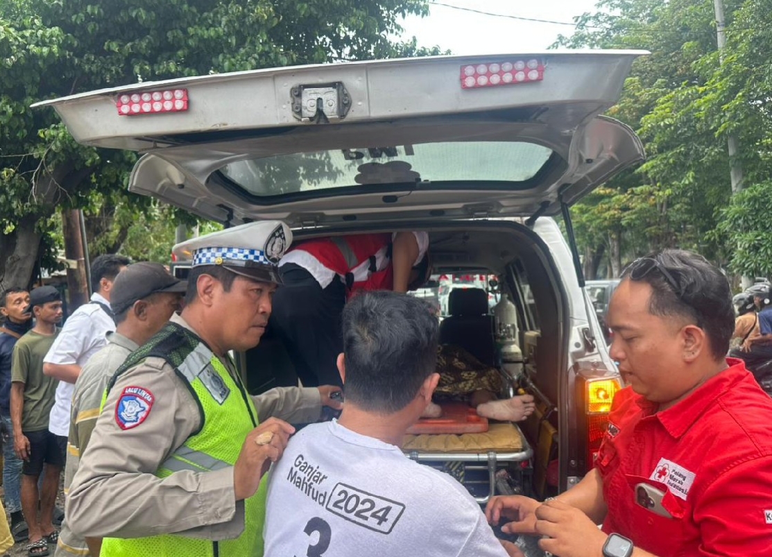 Petugas saat mengevakuasi jasad nenek yang tersambar KA barang