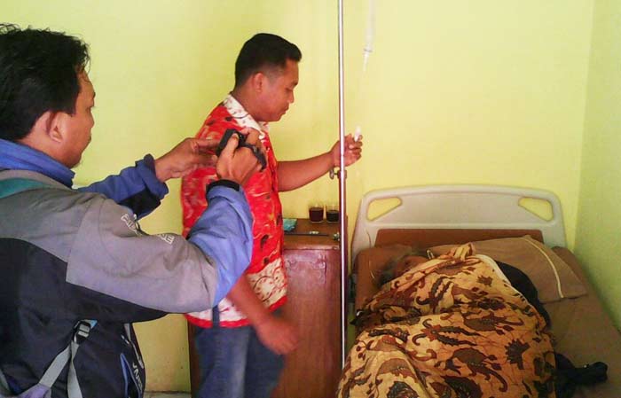 Seorang warga masih dirawat insentif di Puskesmas Candipuro, akibat disengat Lebah liar Gunung Semeru.