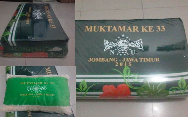 Sprei kasur dan sarung bantal berlambang NU dari Panitia Muktamar NU ke-33. (foto: BANGSAONLINE)