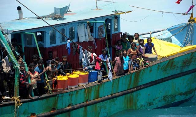Kapal yang membawa sebanyak 44 imigran asal Sri Lanka terdampar di perairan Aceh. Mereka yang hendak menuju Australia ditemukan oleh nelayan setempat pada Sabtu lalu.