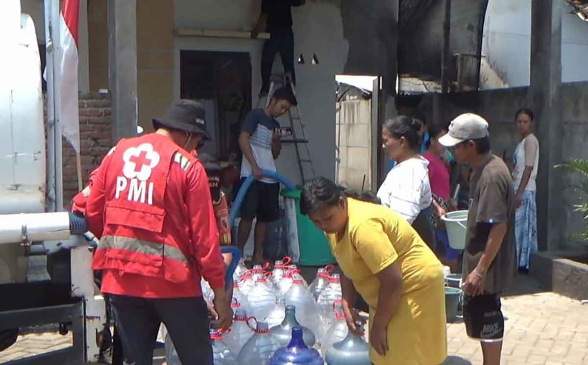 Warga saat antre air bersih yang dibagikan petugas dari PMI Jember.