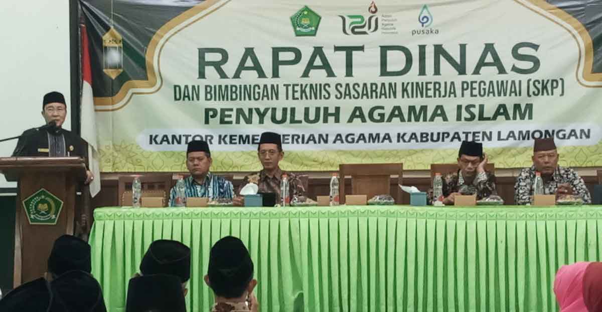 Kepala Kemenag Lamongan Mukhlisin Mufa saat memberi sambutan dalam kegiatan rapat dan bimtek.