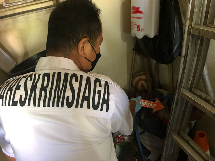  Petugas Polres Gresik saat melakukan olah TKP korban diketemukan tewas di gudang IBC. Foto : ist.