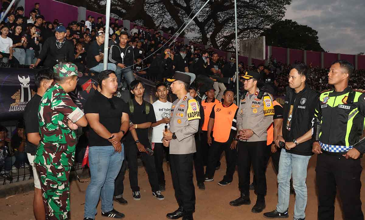 Kapolres Kediri Kota saat memimpin langsung pengamanan pertandingan friendly match antara Persik Kediri melawan Asian Warriors FC. Foto: Ist