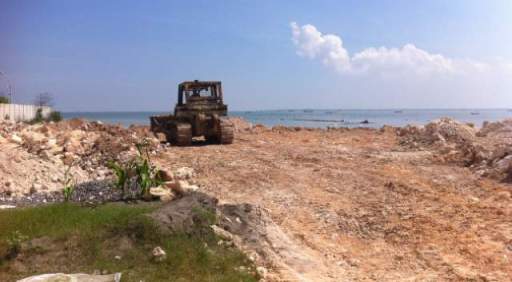 Pantai di Desa Ngimboh yang menjadi hamparan  daratan setelah direklamasi secara ilegal. Syuhud/BangsaOnline.com