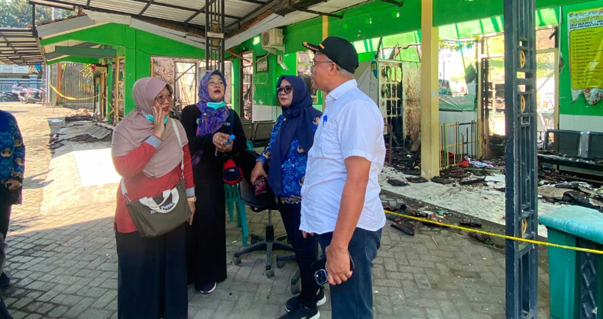 Kepala Dinkes Kabupaten Kediri, Ahmad Khatib, saat meninjau bekas kebakaran di Puskesmas Tiron. Foto: Ist