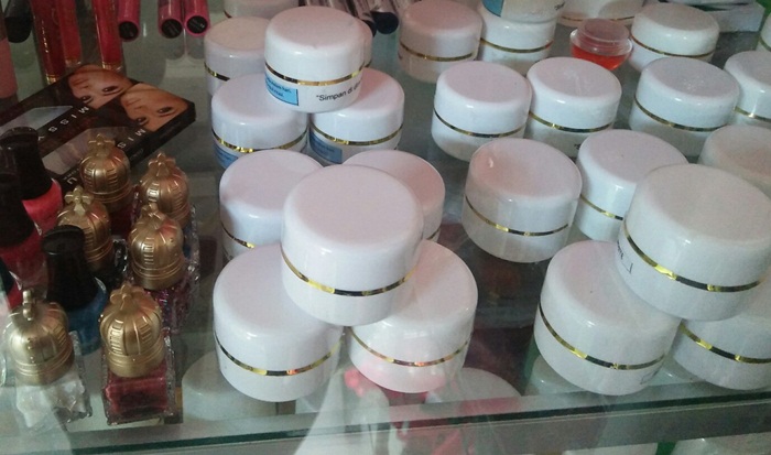 Krim wajah tanpa label dijual bebas di salah satu salon kecantikan di Kota Blitar.