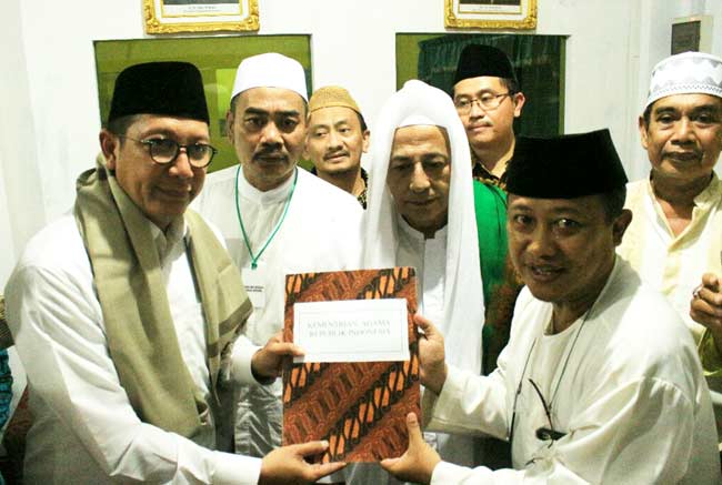 Menteri Agama Lukman Hakim Syaifuddin menyerahkan dokumen kepada Gus Azmi disaksikan oleh Habib Luthfi bin Yahya serta KH Sholeh Qosim (kiai sepuh), saat meresmikan berdirinya Stibada MASA. foto: istimewa