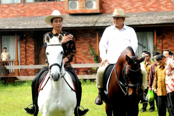 Presiden Jokowi dan Prabowo Subianto naik kuda di Padepokan Garuda Yaksa, Desa Bojong Koneng, Hambalang, Bogor, Jawa Barat, Senin (31/10/2016) siang. (Foto: Rahmat/Setkab.co.id)

