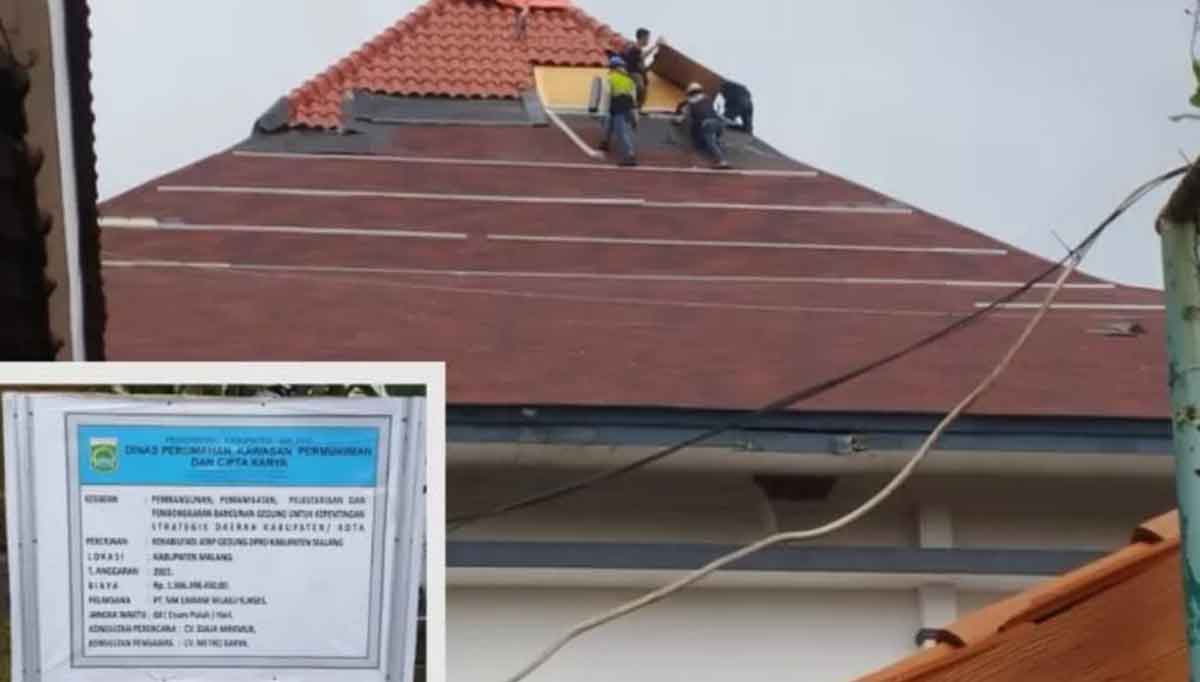 Para pekerja rehabilitasi atap Gedung DPRD Kabupaten Malang.