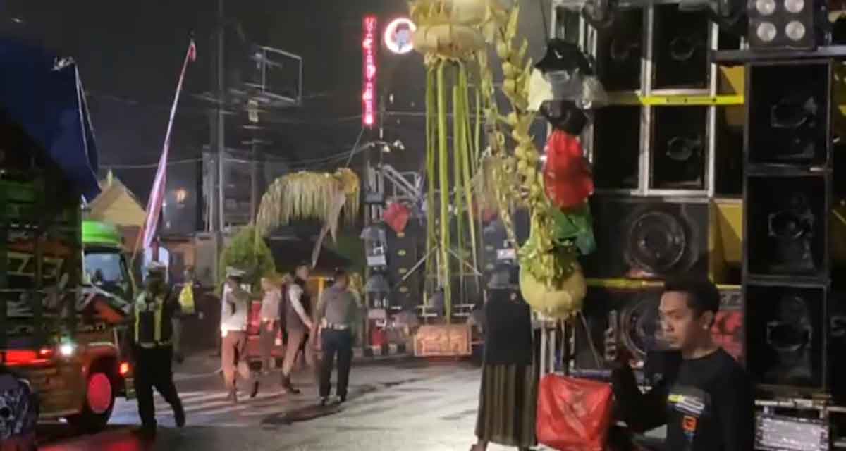 Karnaval yang ditertibkan polisi di Desa Kedawung, Kecamatan Nglegok, Kabupaten Blitar.