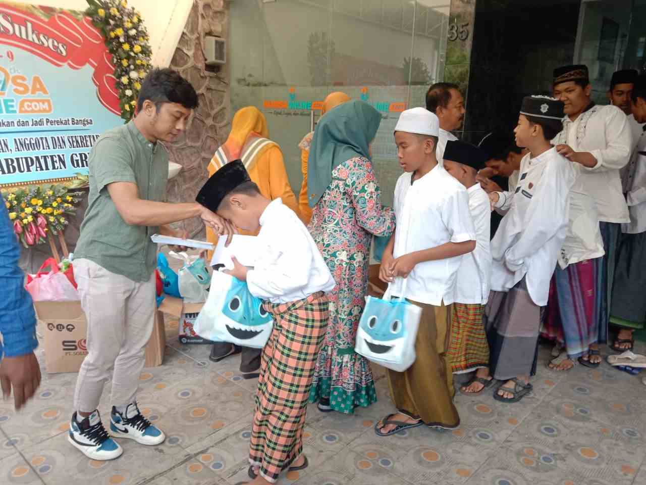 Dirtektur BANGSAONLINE Revol Afkar memberikan santunan kepada anak yatim dalam acara HUT ke-9 BANGSAONLINE di kantor HARIAN BANGSA dan BANGSAONLINE Jl Cipta Menanggal 1 no. 35 Surabaya, Senin (24/7/2023). Foto: bangsaonline   