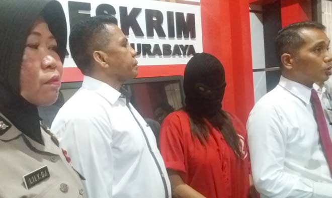 Penjual perempuan asal Manyar didampingi Kasat Reskrim Polrestabes Surabaya.