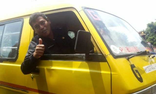 Wali Kota Kediri Abdullah Abu Bakar saat melaunching angkot gratis bagi pelajar tahun satu tahun yang lalu. foto: arif kurniawan/ BANGSAONLINE