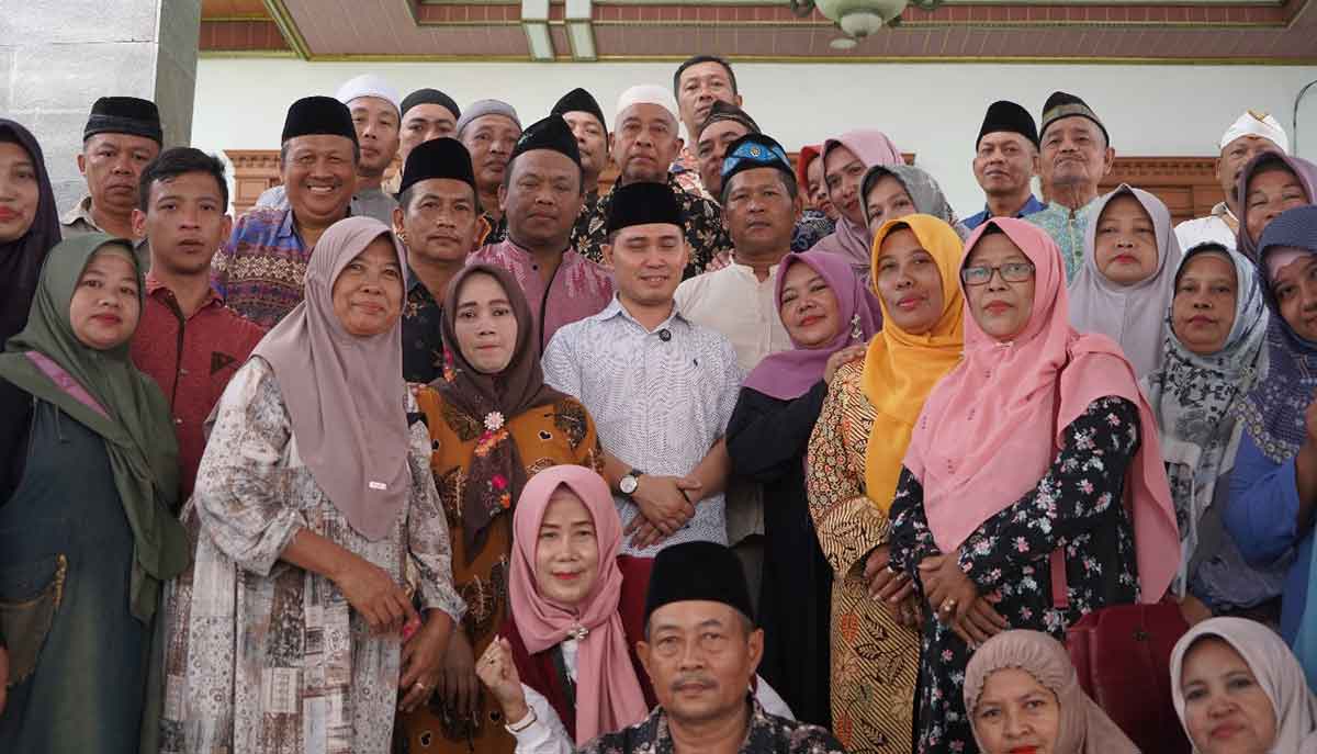 Bupati Mojokerto saat foto bersama warga.