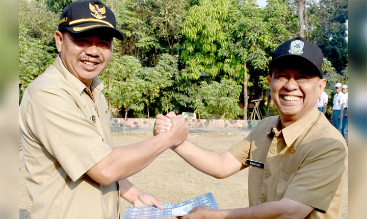 Wabup Pungkasiadi menyerahkan penghargaan kepada Kepala Sekolah SMA Negeri 1 Puri Suhariyono selaku Official dan Pembina Kadarkum.