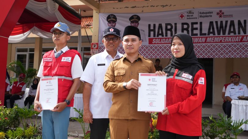 Bupati Mojokerto, M. Albarra  saat apel peringatan Hari Relawan PMI 2026  di halaman Kantor PMI Kabupaten Mojokerto