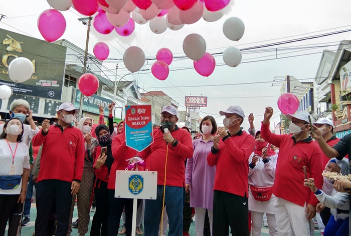 Plt Bupati Ngajuk Marhaen melepas balon memulai perayaan kesenian memperingati HUT Kabupaten Nganjuk ke-1.085. foto: BAMBANG DJ/BANGSAONLINE
