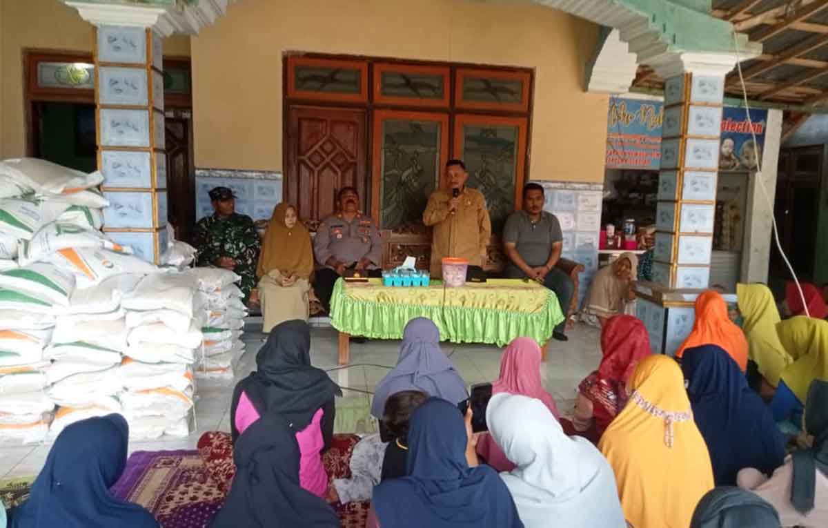 Bupati Situbondo, Karna Suswandi, saat mengawal penyaluran bantuan pangan berupa beras.