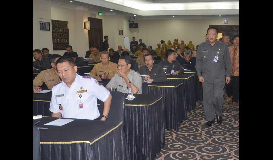 Bupati Gresik, Sambari HR ketika lakukan pembinaan pejabat. foto: syuhud/ BANGSAONLINE