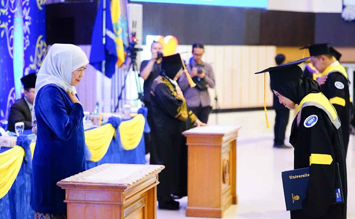 Gubernur Khofifah saat menghadiri wisuda Universitas Terbuka Surabaya.