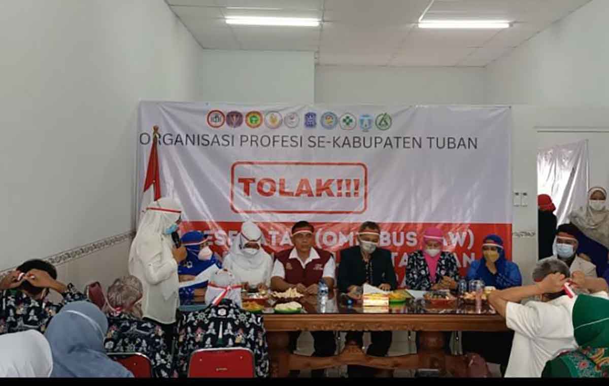 Sejumlah organisasi kesehatan dituban saat berdiskusi tentang RUU Kesehatan Omnibus Law, di Kantor IDI Tuban, Senin (28/11/2022)