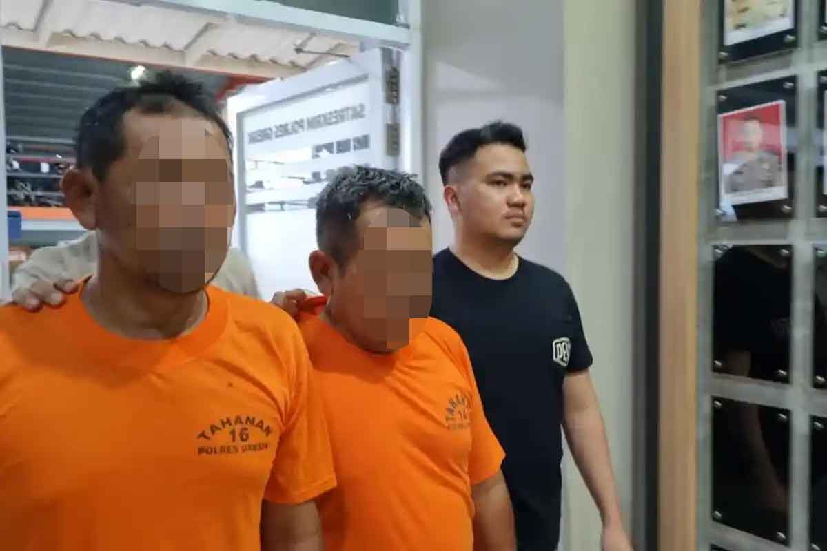 Satu pelaku pencurian motor dan penadah saat digelandang di Mapolres Gresik. Foto: Ist.