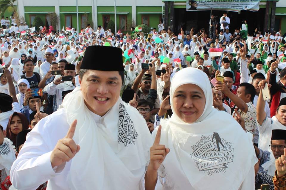 Erick Thohir bersama Gubernur Jawa Timur terpilih Khofifah Indar Parawansa  pada acara deklarasi Jaringan Kiai-Santri Nasional (JKSN) mendukung Capres-Cawapres Jokowi-Ma