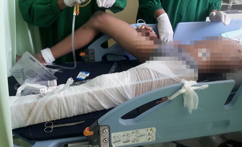 Korban saat mendapatkan perawatan di Rumah Sakit Anwar Medika Balongbendo.
