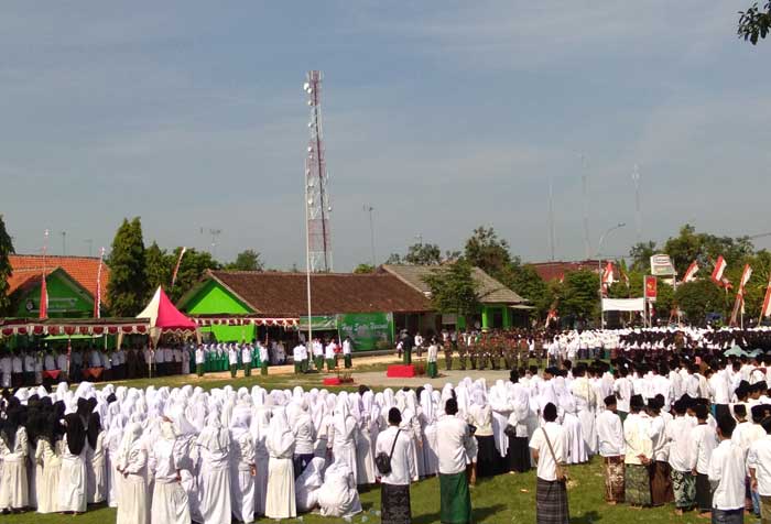 Upacara hari santri di Senori.