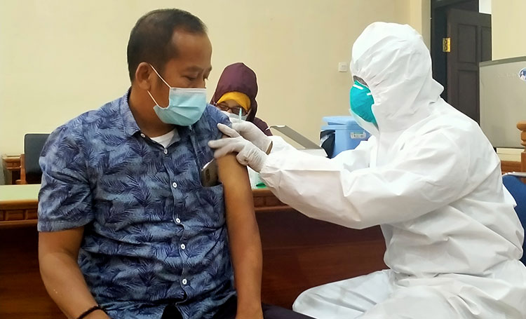Pranoto, Anggota DPRD Trenggalek saat disuntik vaksin Covid-19. (foto: HERMAN/ BANGSAONLINE)