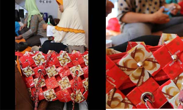 Petugas bank sampah binaan Dinas Kebersihan dan Pertamanan Kota Kediri saat merajut bungkus plastic bekas kopi bubuk untuk dijadikan tas cantik. foto: arif kurniawan/ BANGSAONLINE
