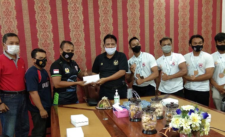 Plt. Bupati Nganjuk Marhaen Jumadi saat memberikan uang pembinaan kepada atlet Pabersi berprestasi. foto: BAMBANG/ BANGSAONLINE