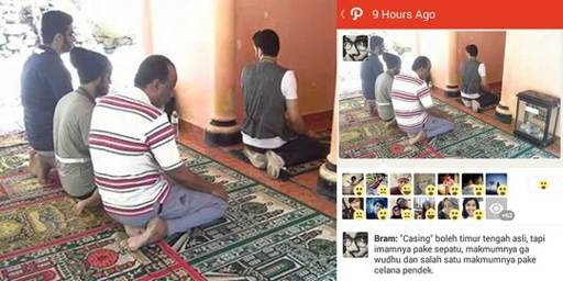 Turis arab lagi salat, imamnya pakai sepatu, jemaahnya pakai celana pendek. Foto diambil dari merdeka.com