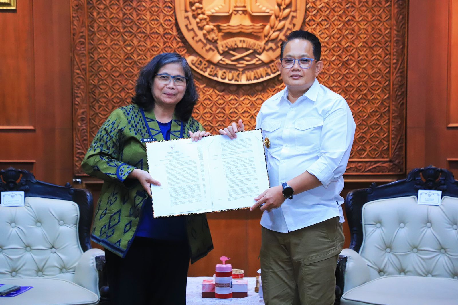 Pj Gubernur Jatim Serahkan SK Perpanjangan Jabatan Pj Wali Kota Kediri