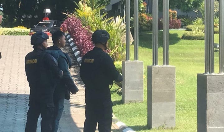 Tim Penjinak Bom Brimob Polda Jawa Timur berjaga di depan Kantor Perwakilan Bank Indonesia (KPwBI) Jember.