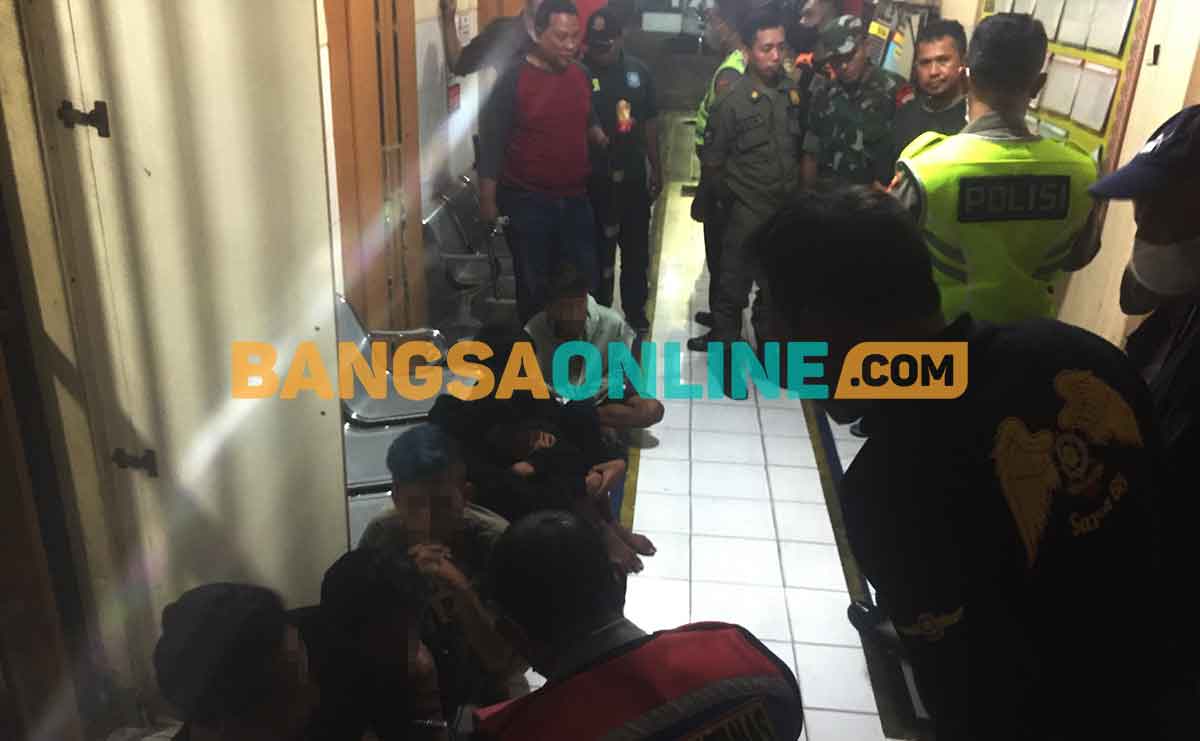 Petugas dari Polsek Tambaksari saat mengamankan 12 pemabuk. Foto: RUSMIYANTO/BANGSAONLINE