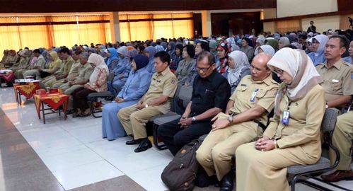 Para kepala sekolah mendapat pengarahan dari walikota seputar Unas. (Yuli Iksanti/BangsaOnline.com)