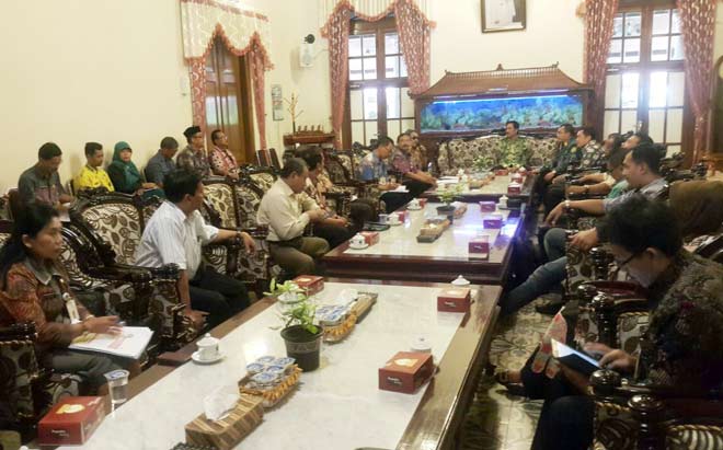 PRIORITASKAN PENDIDIKAN: Rakor membahas implementasi pendidikan gratis yang dipimpin Wabup Sidoarjo, di Pendopo Delta Wibawa, Kamis (8/12) lalu. foto: istimewa