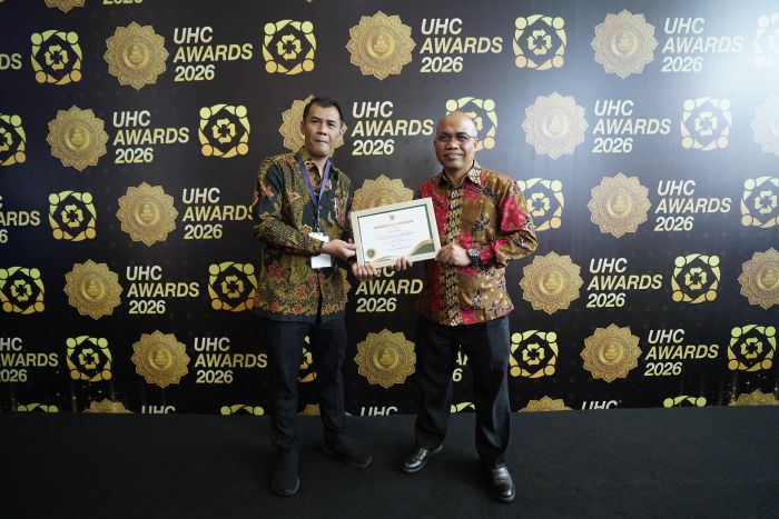 : Kepala Dinas Kesehatan Kabupaten Kediri, Ahmad Khotib (kanan) saat menerima penghargaan atas capaian Universal Health Coverage (UHC)