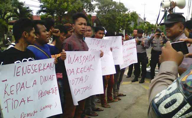 Massa saat tiba di depan kantor Pemkab Sumenep. foto: rahmatullah/ BANGSAONLINE