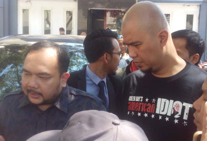Ahmad Dhani ketika tiba di Mapolda Jatim. foto: ANATASIA/ BANGSAONLINE