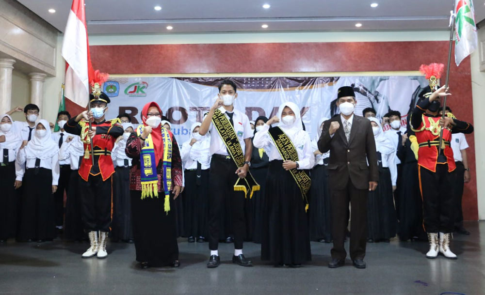 Wabup Aminatun Habibah saat menghadiri deklarasi sekolah anti perundungan dan kekerasan di SMA NU 1 Gresik. foto: SYUHUD/ BANGSAONLINE