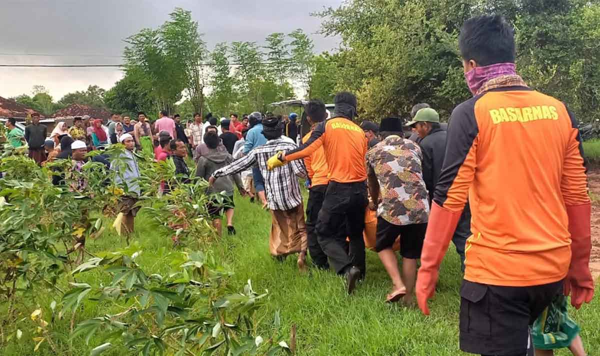 Petugas saat mengevakuasi salah satu nelayang yang tewas usai dilaporkan menghilang di Pamekasan.