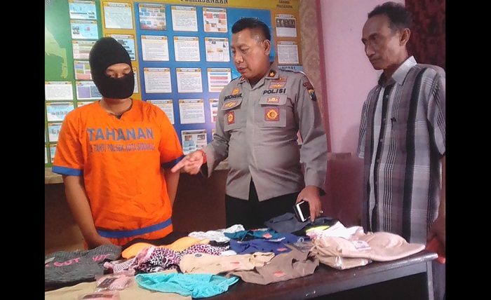 Pelaku saat dimintai keterangan oleh Kapolsek Sidoarjo Kota berikut barang bukti berupa pakaian dalam seperti BH, Stoking dan Korset.