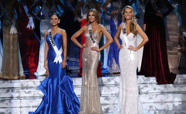 Pemenang Miss World tahun ini dari Philipina Pia Wurtzbach (gaun biru), juara dua dan tiga. Acara di Philipina diancam ISIS. foto: repro mirror.co.uk