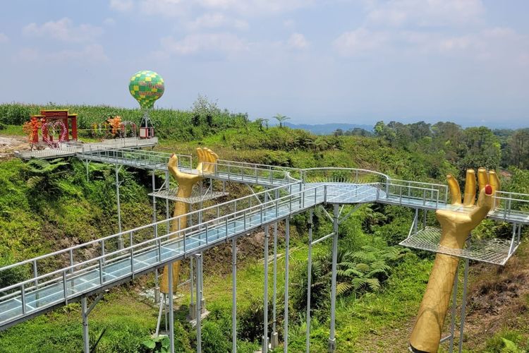 Jembatan Kaca The Geong di Banyumas Pecah, Polisi Sebut Tidak Ada Standarisasi Uji Kelayakan. Foto: Ist