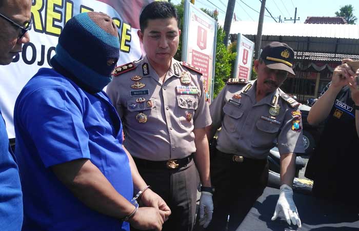 Kapolres Bojonegoro AKBP Wahyu Sri Bintoro menginterogasi salah satu pelaku. 
